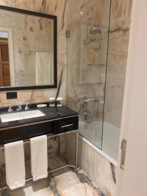 Solar Do Requeijo By Luna Hotels & Resorts Arcos de Valdevez Εξωτερικό φωτογραφία A shower enclosure with a sliding door